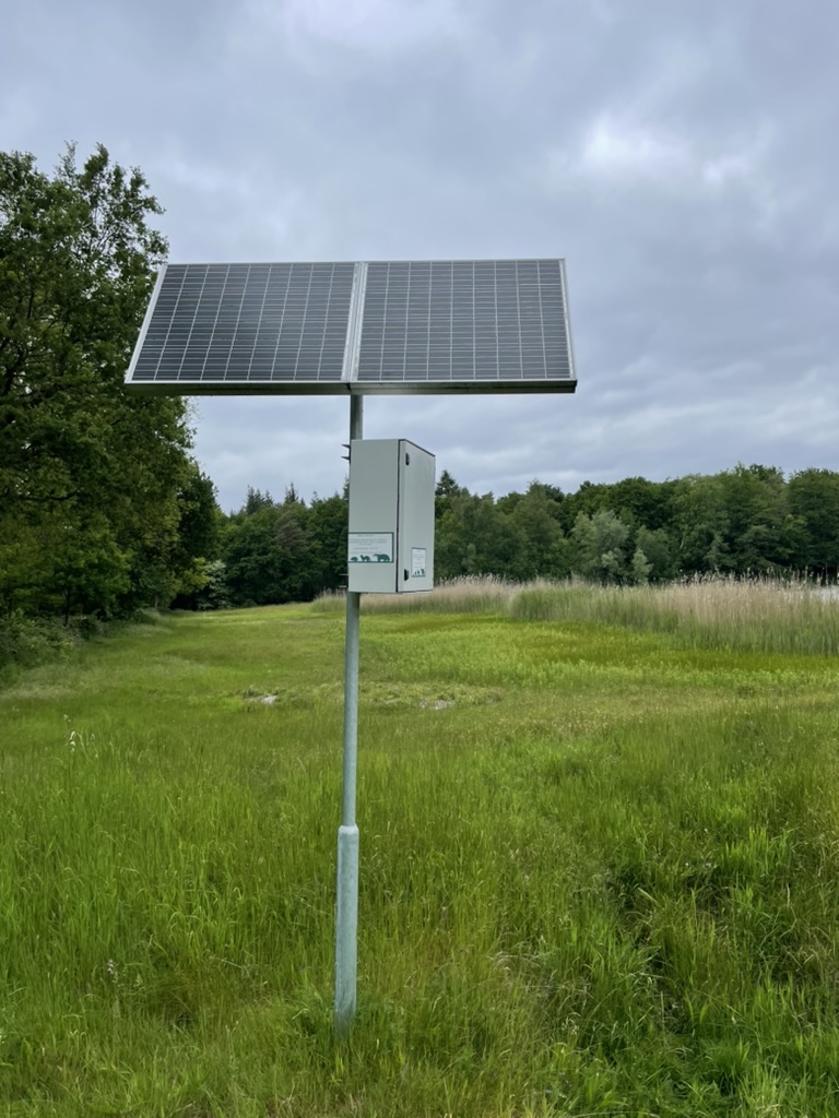 Een opstelling met zonnepaneel in het veld.