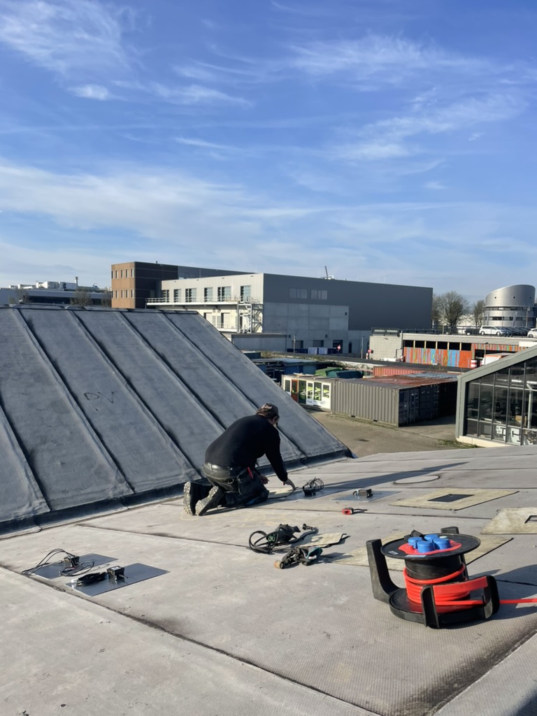 Installatie en bekabeling op het dak.