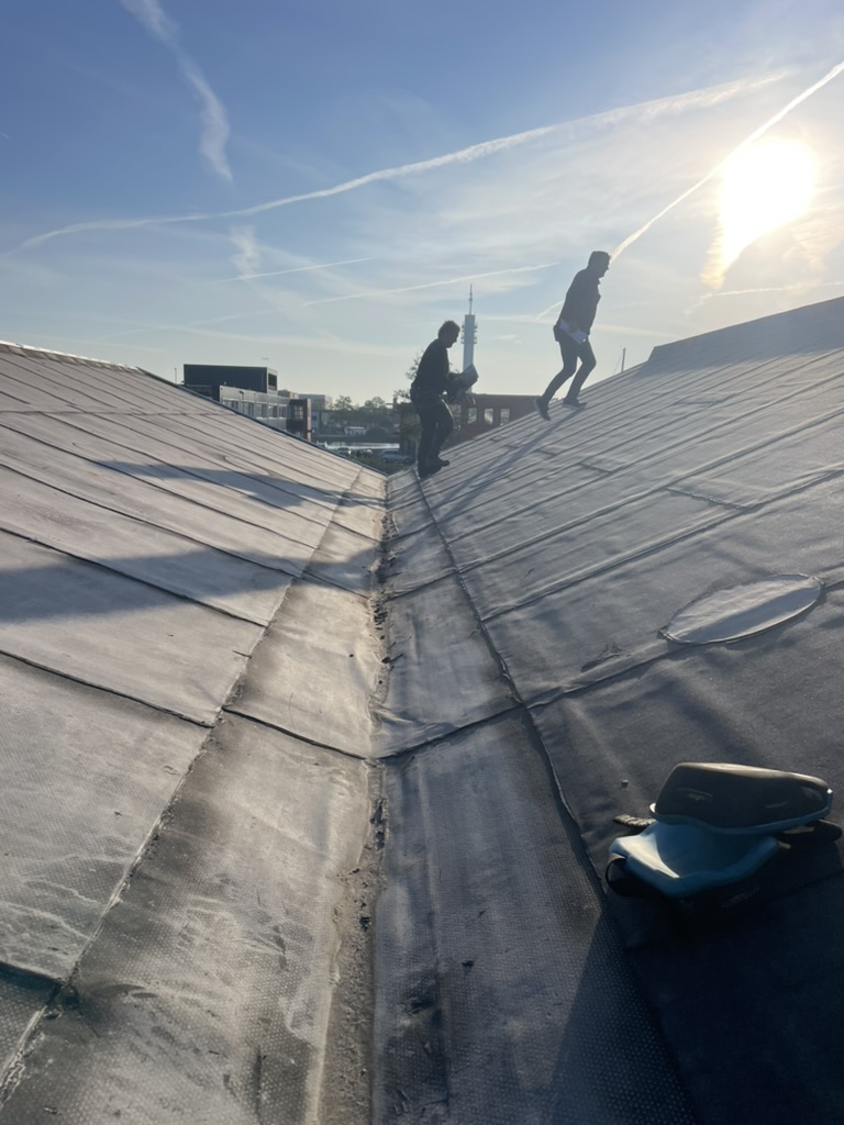 Werkzaamheden op het dak in Haarlem.