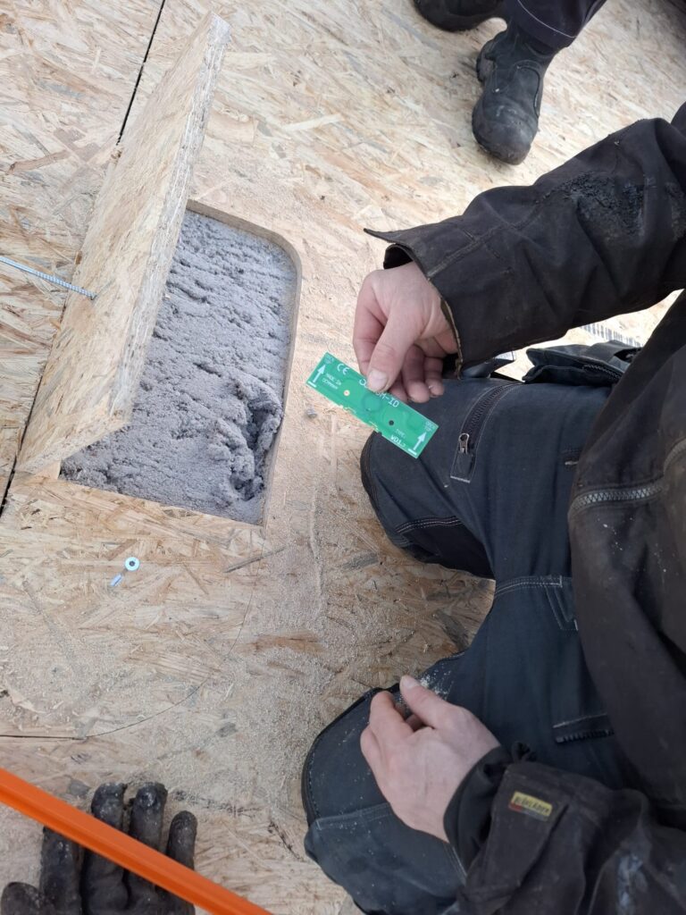 Aanleg van sensoren in de dakopbouw.