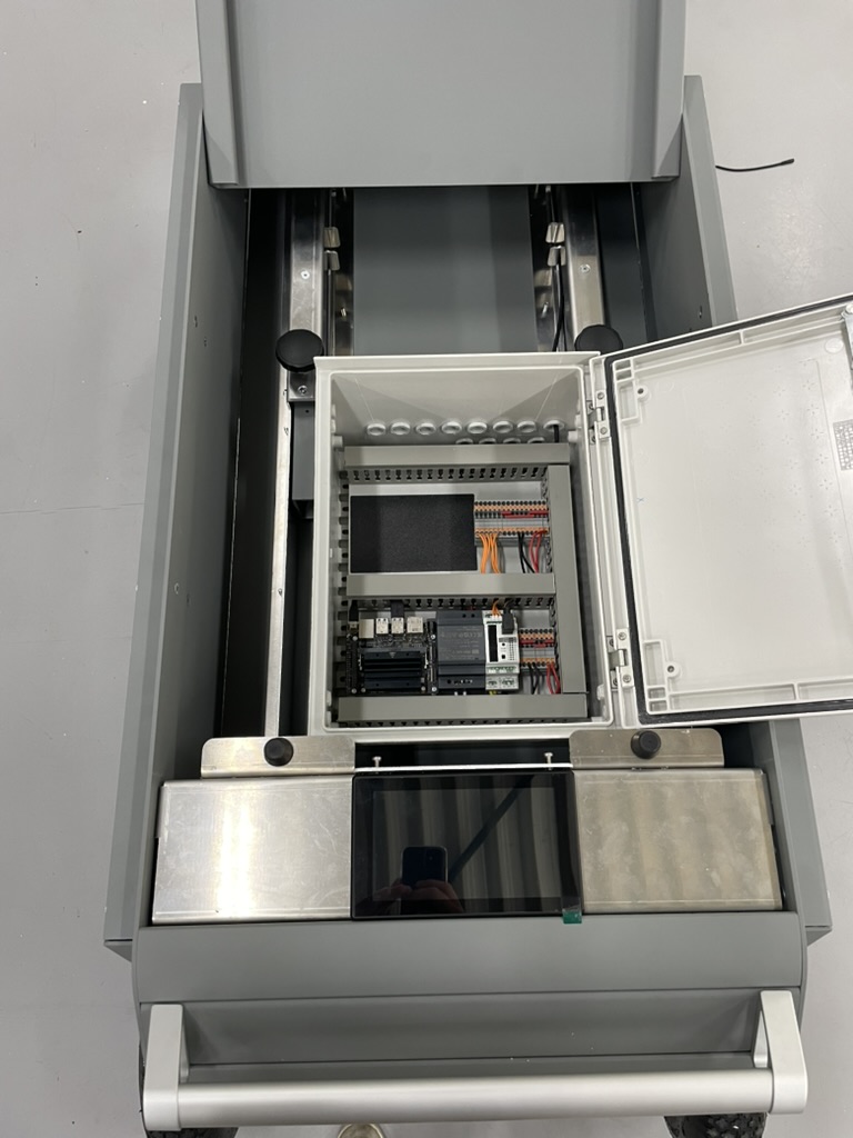 Elektronica en bekabeling in de meetwagen.