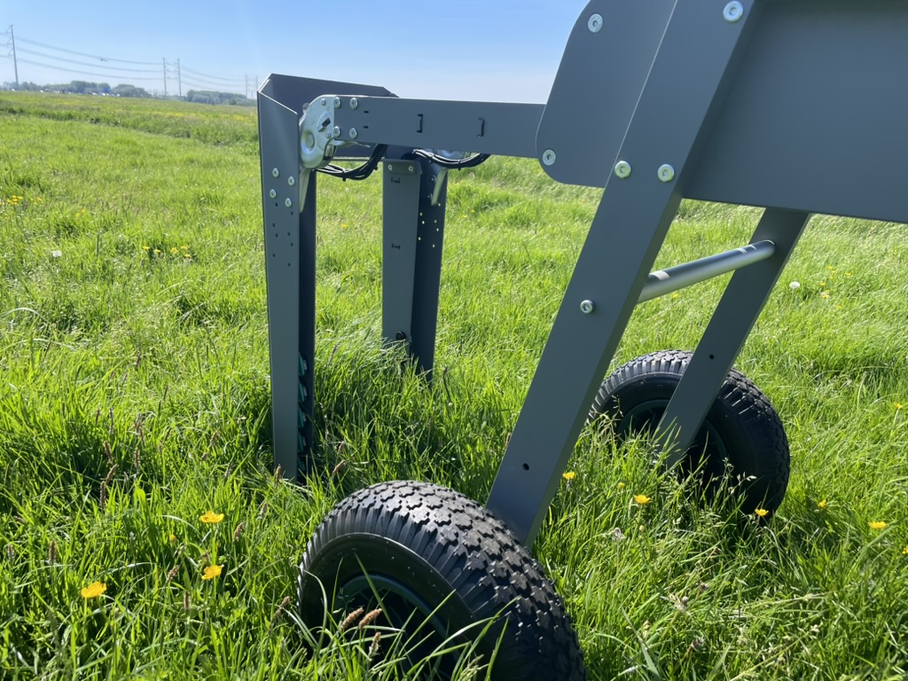 De meetopstelling tussen het gras.