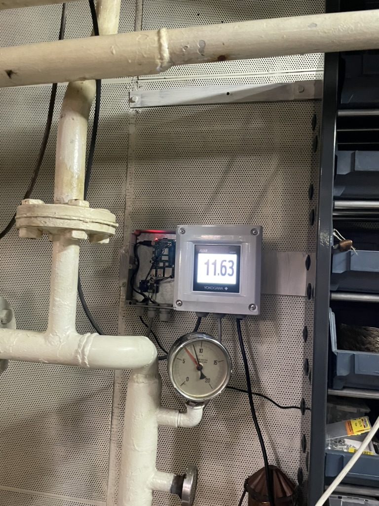 De Yokogawa-meter en de aangesloten elektronica aan boord.