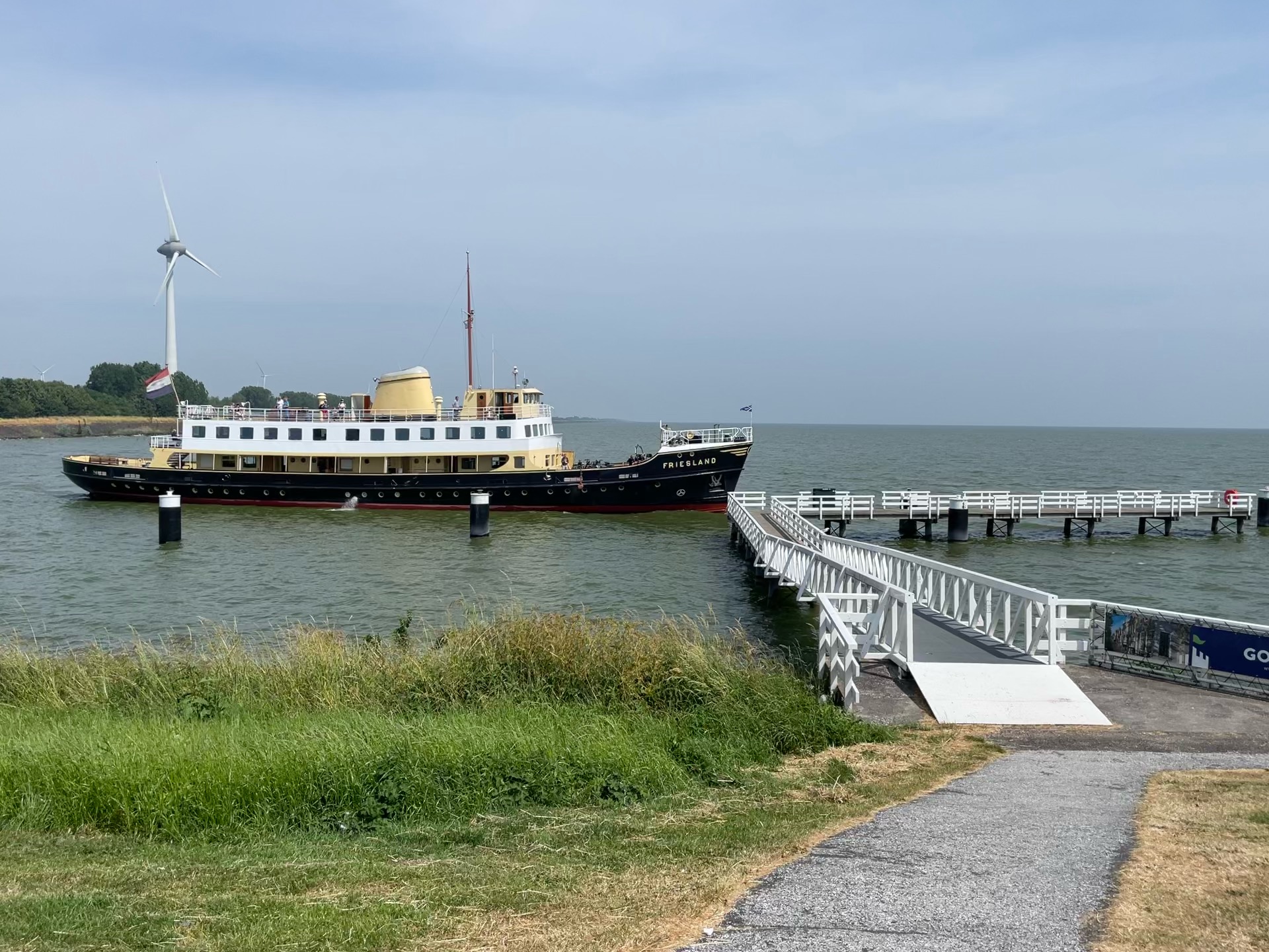 De Friesland op het IJsselmeer.