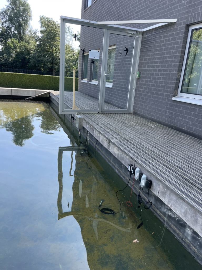 Een opstelling met sensoren en probes bij het water.