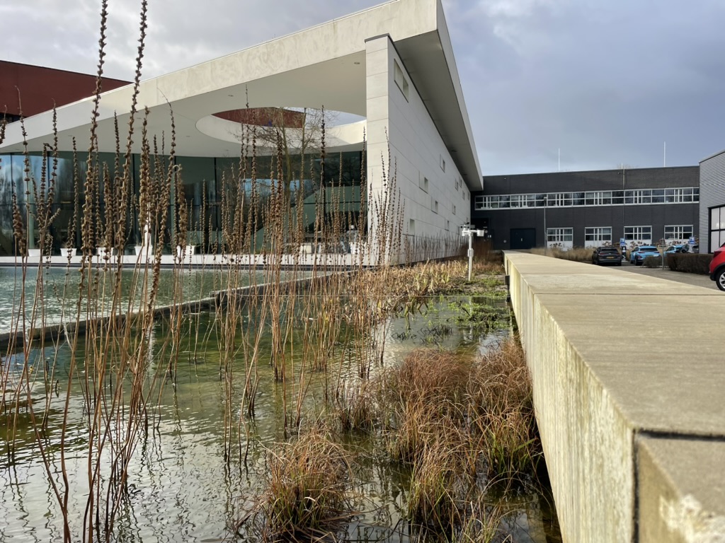 De vijver bij het PWN-hoofdkantoor in Velserbroek.