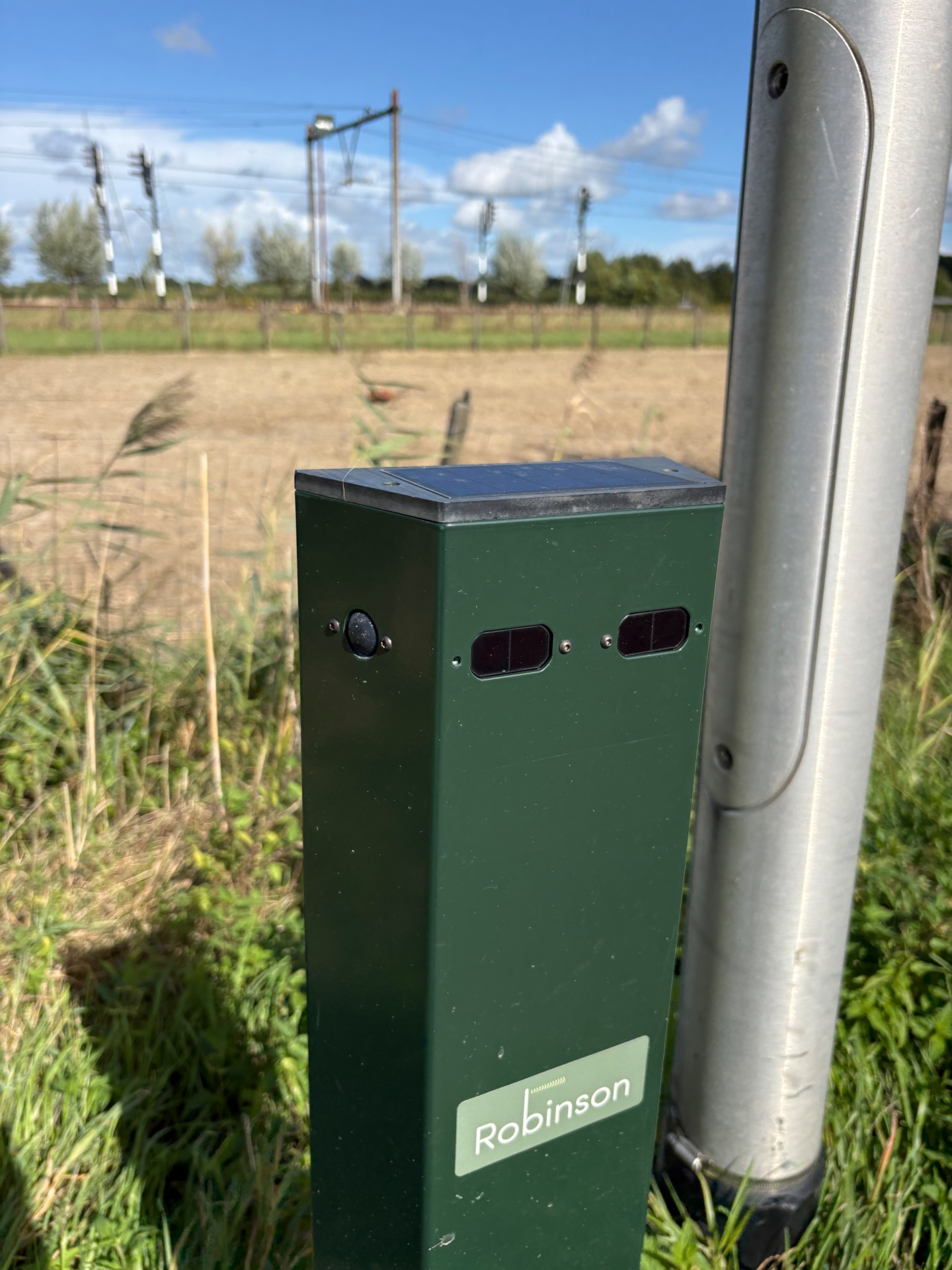 De behuizing, sensoren en het geïntegreerde zonnepaneel.