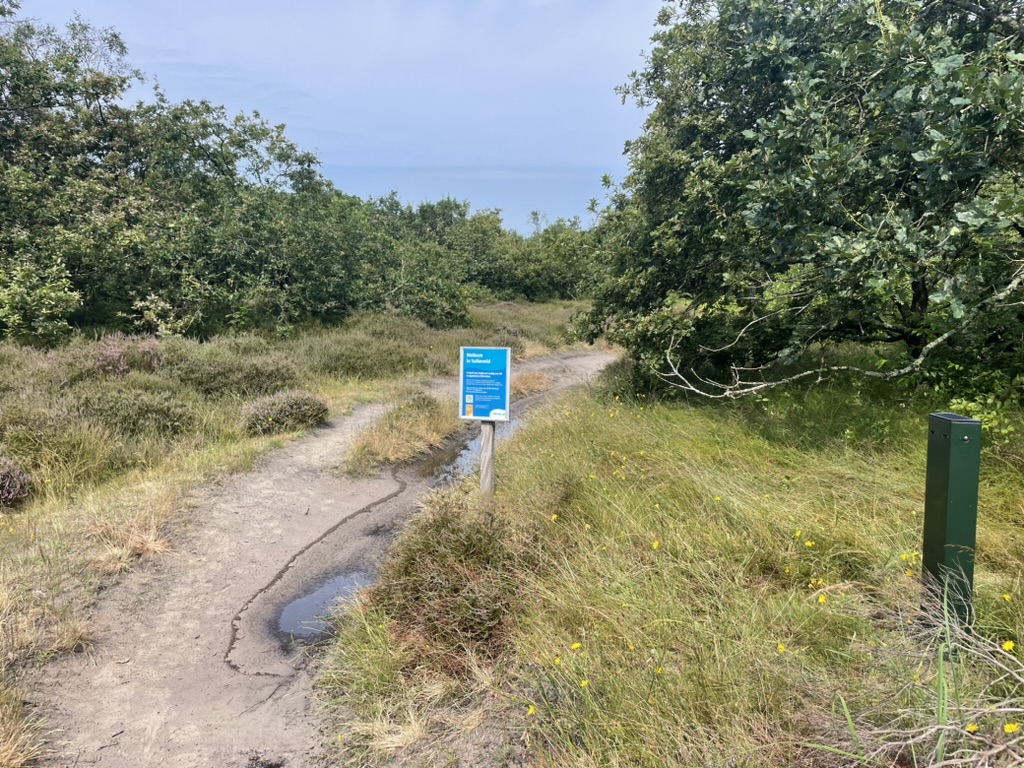 Een teller bij de ingang van een natuurpad.
