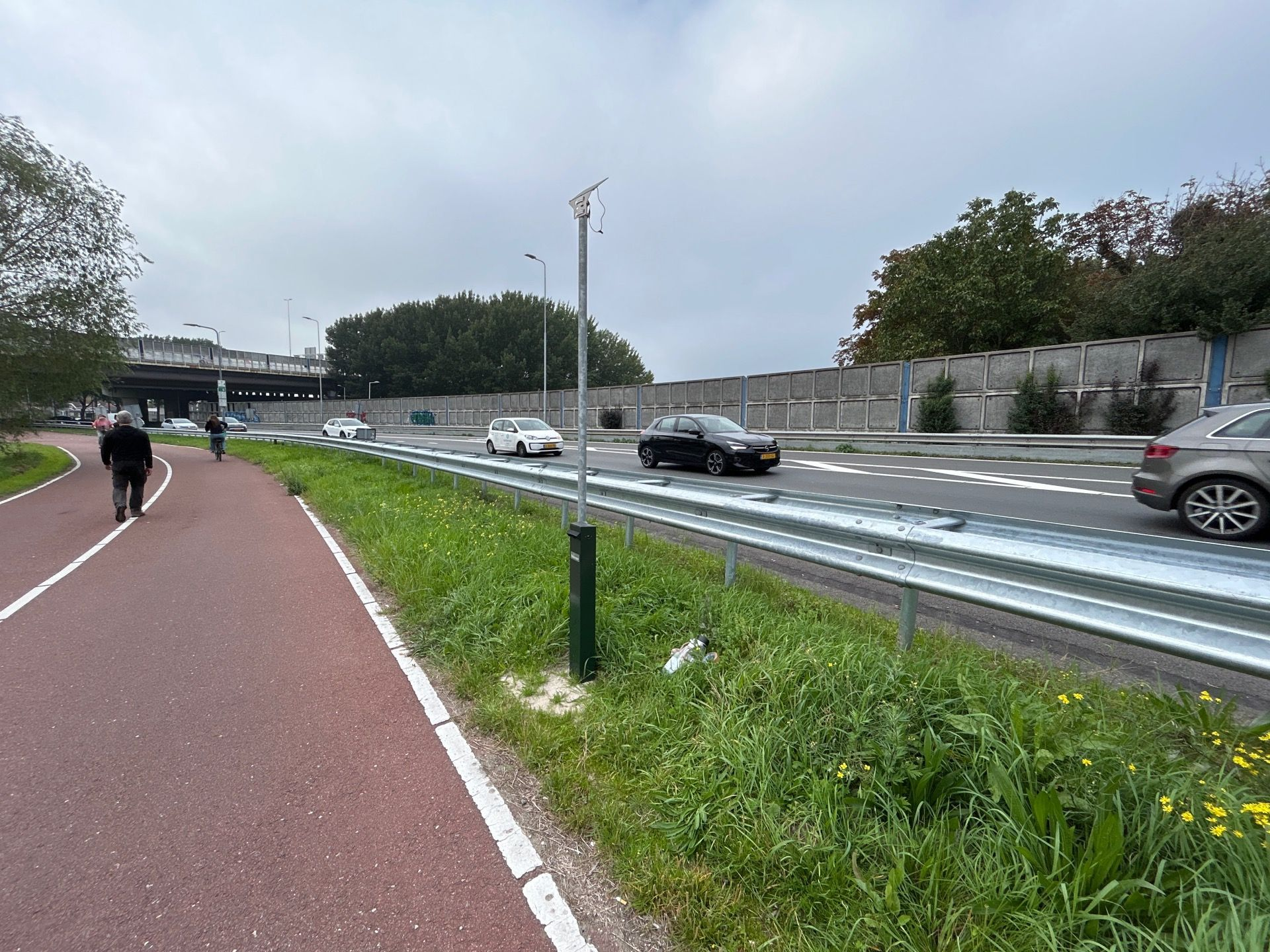 Een meetopstelling langs een fietspad naast de weg.