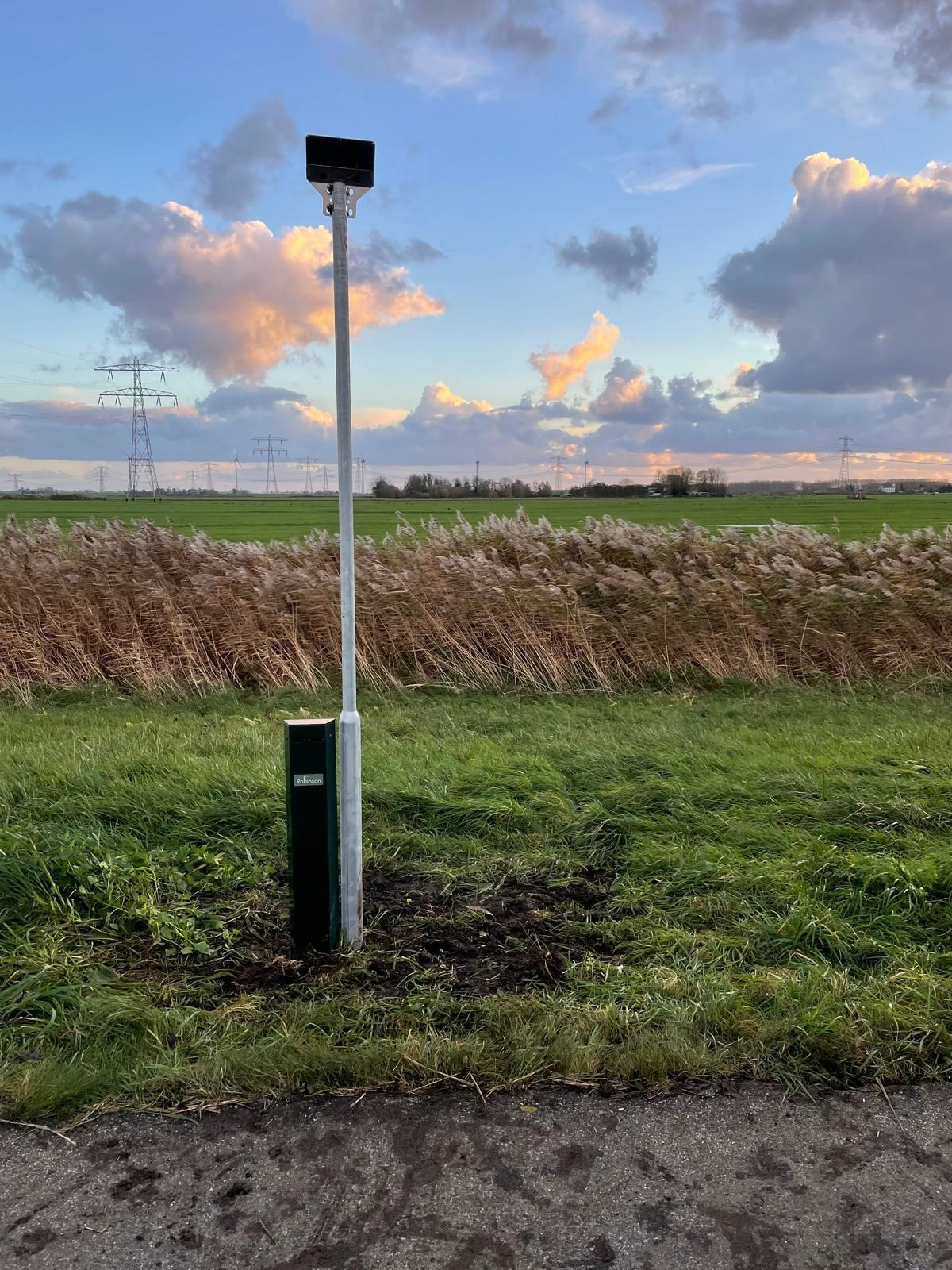Een zelfstandige meetopstelling met zonnepaneel.