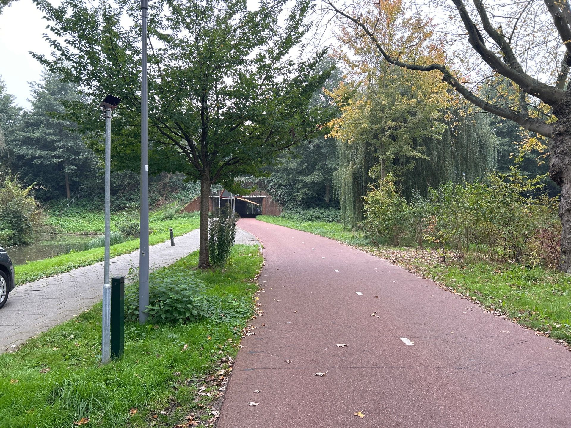 Een teller met zonnepaneel bij een onderdoorgang.