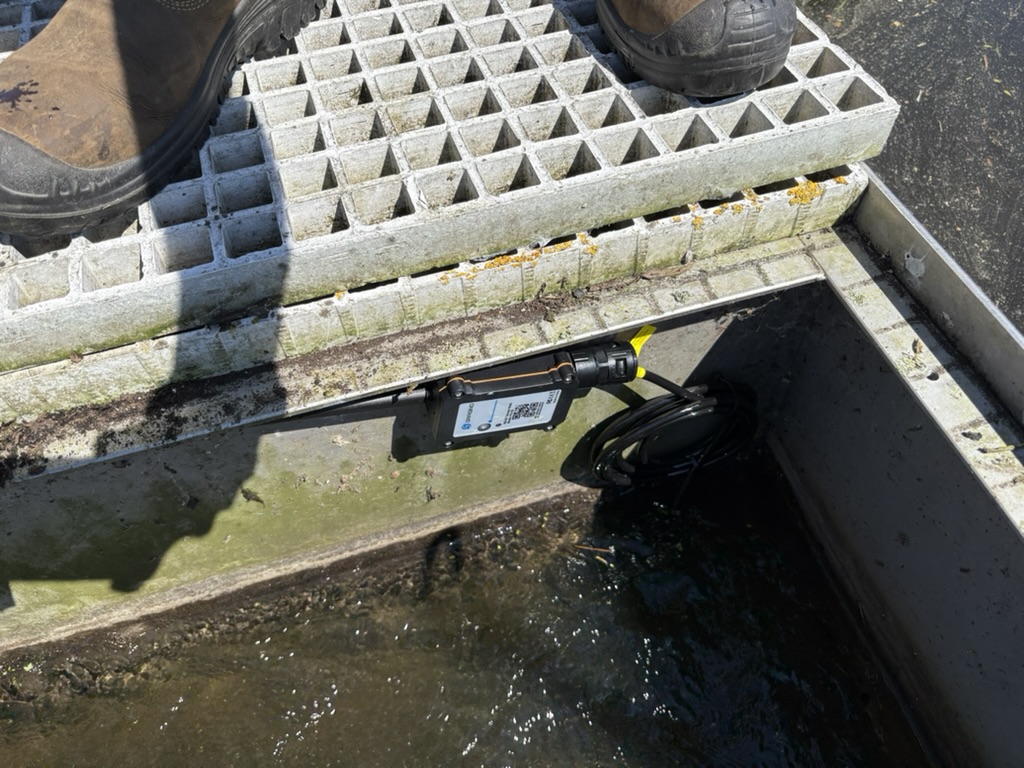 Installatie van de onderwatersensor bij het water.