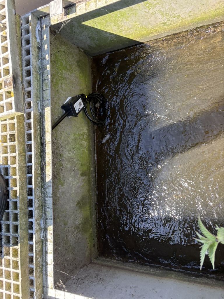 Installatie van de onderwatersensor bij het water.