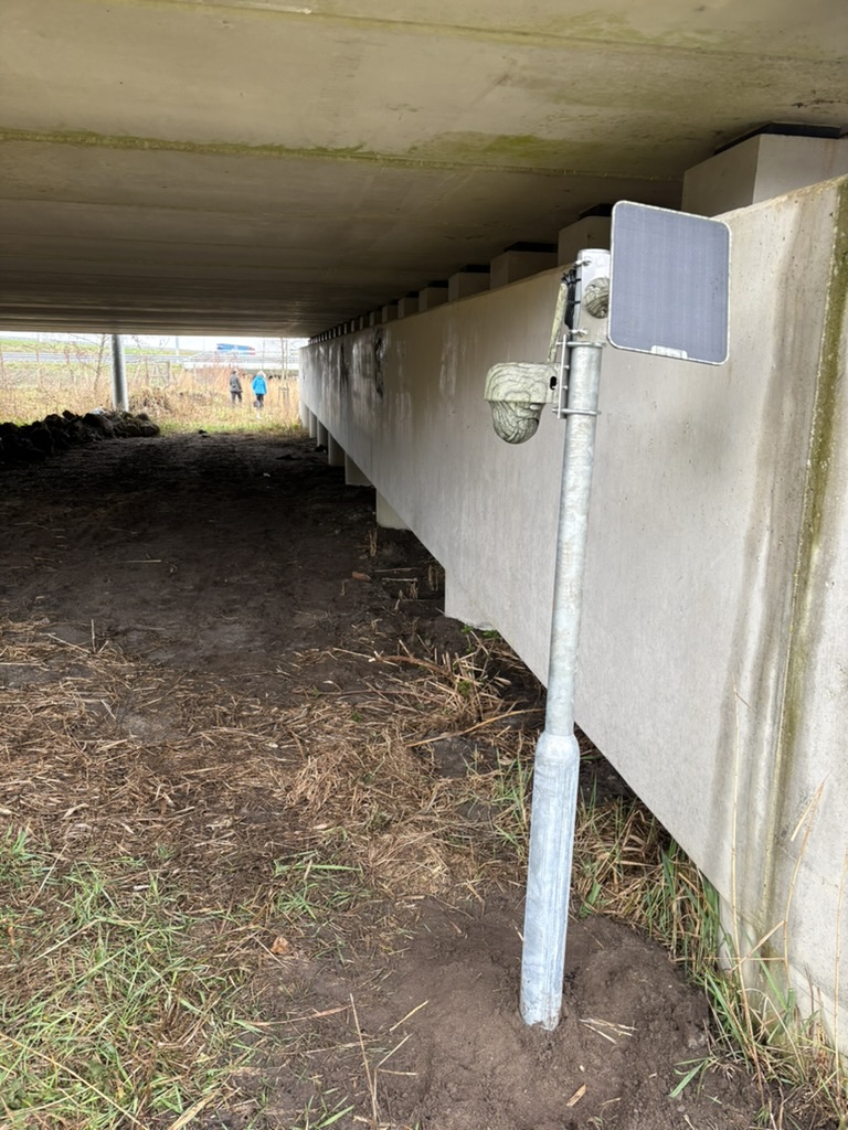 Cameraopstelling in een passage onder een brug.