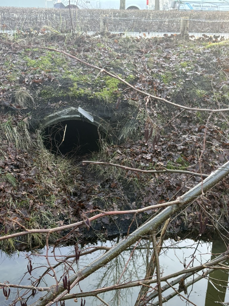 De ingang van een passage onder de weg.